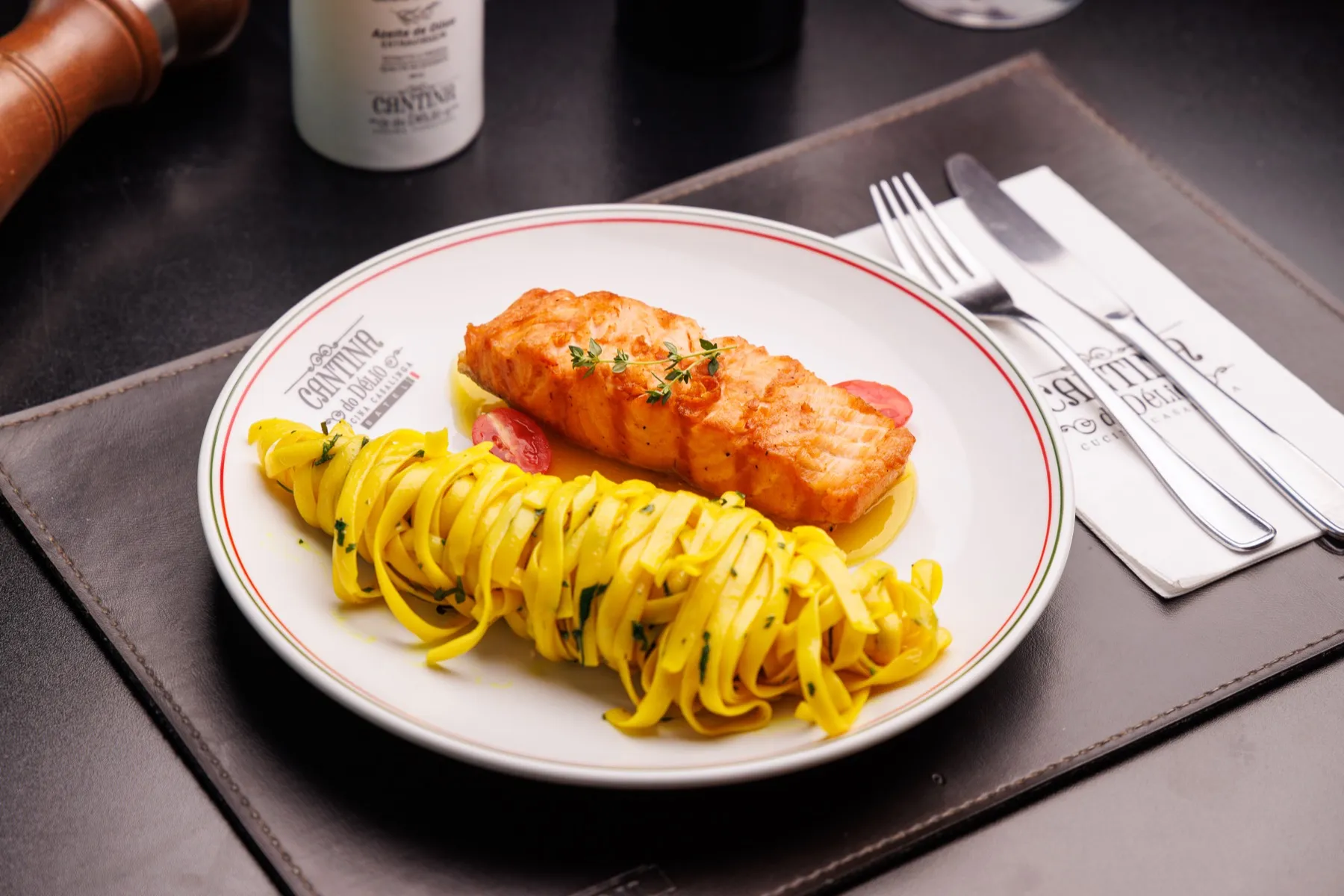 Tagliatelle na manteiga com salmão grelhado, prato do menu de jantar do festival
