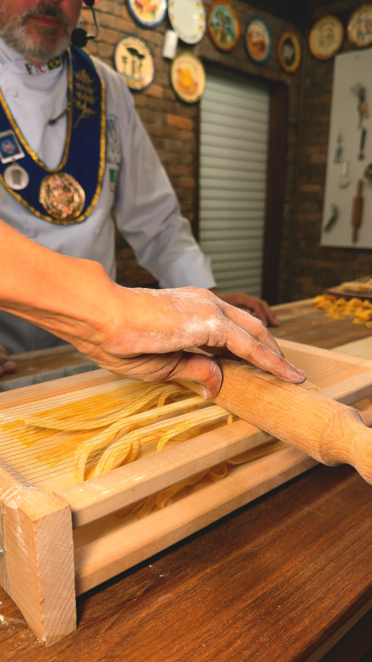 O corte da massa, com o Délio e a medalha de Chef Patron