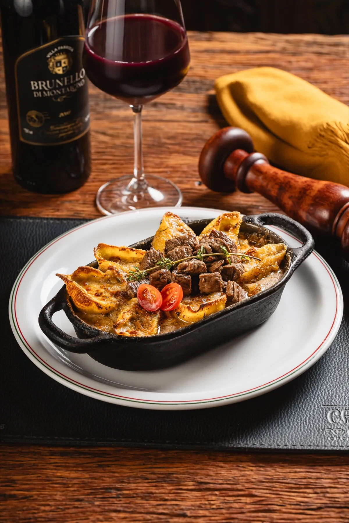 Conchiglione gratinado, servido com vinho tinto