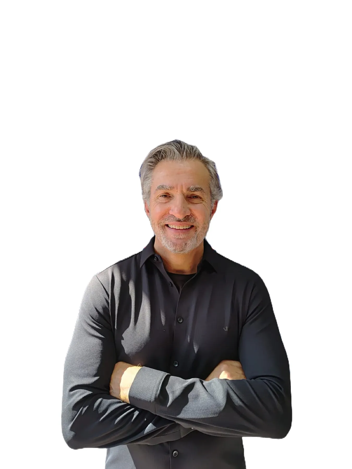 Nilo Cini de braços cruzados
