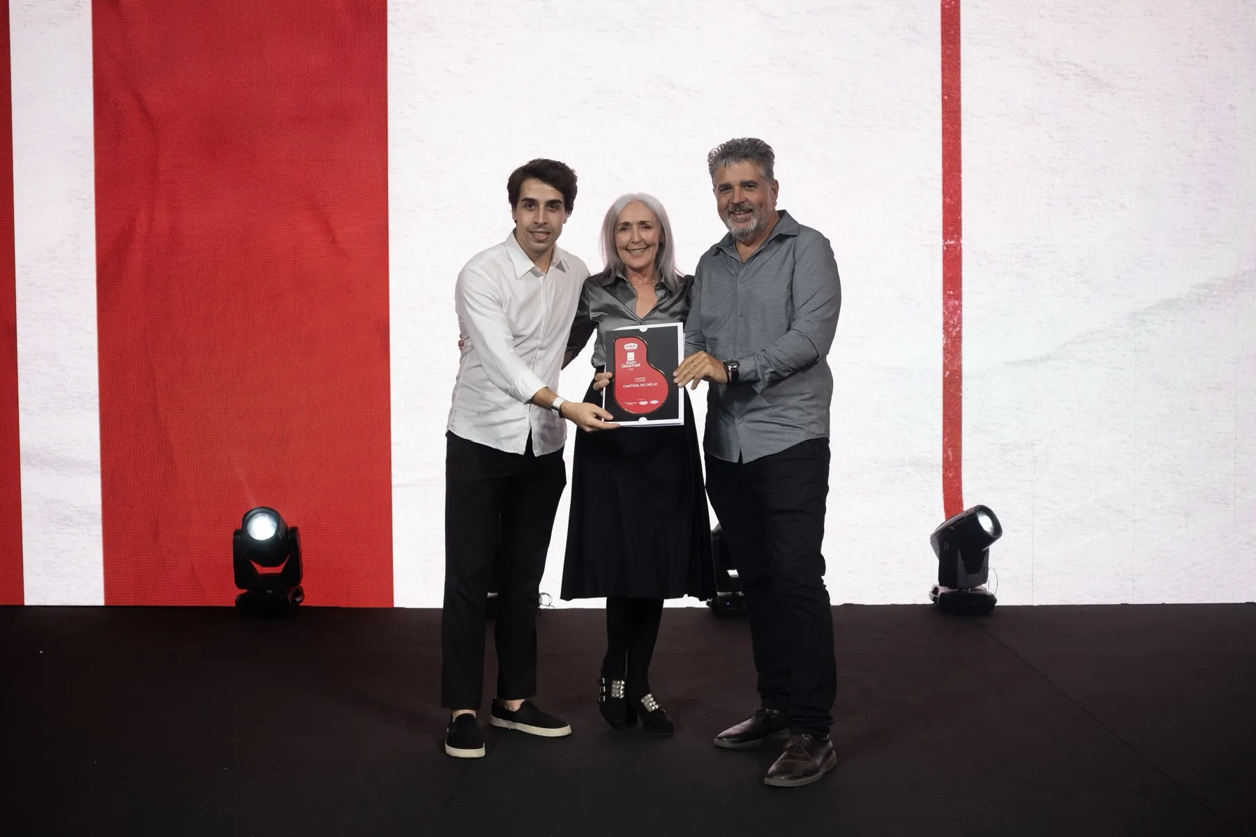 Equipe da Cantina do Délio recebe a placa do Prêmio Bom Gourmet 2026 no palco