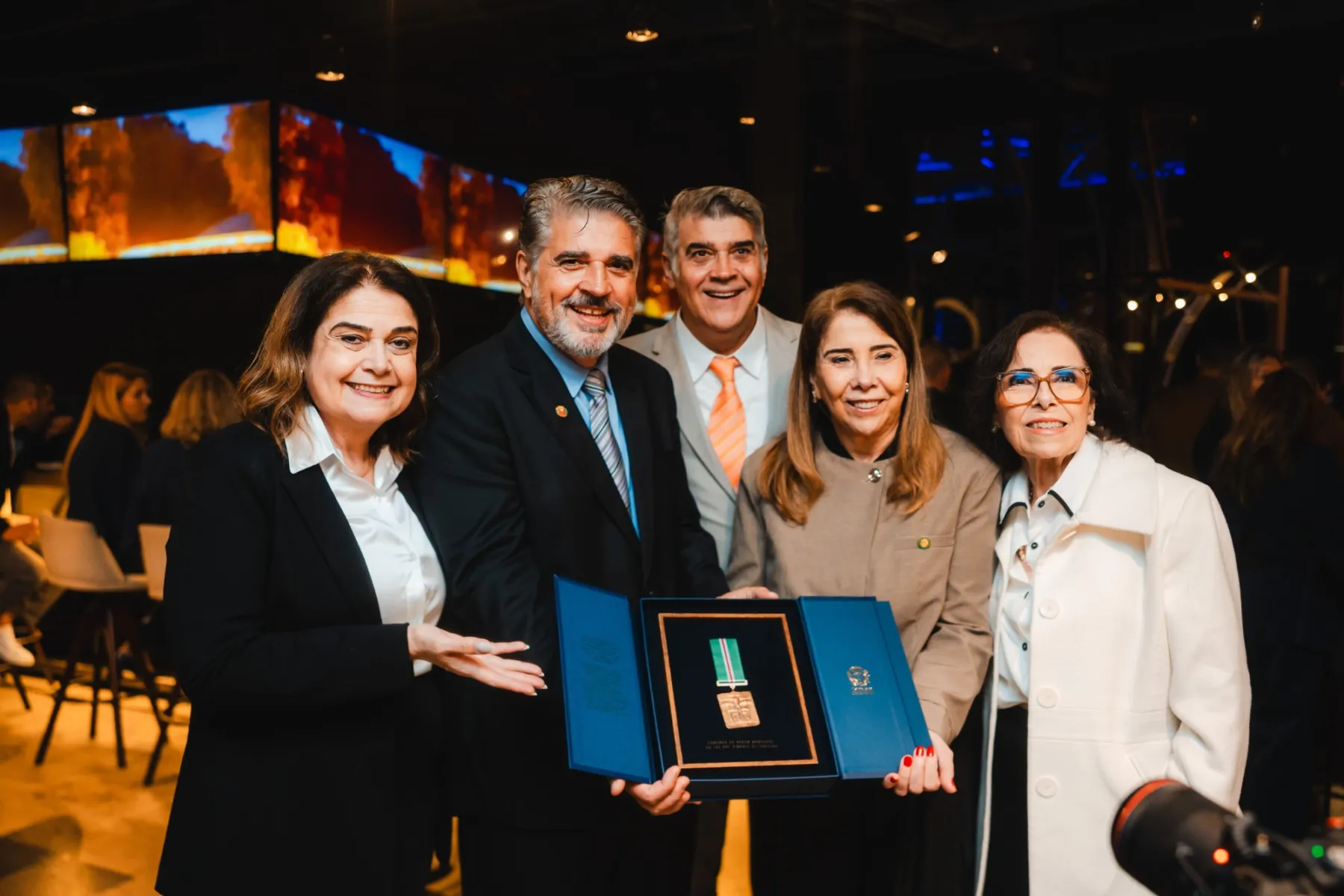 Délio e quatro irmãos ao redor da caixa aberta com a medalha