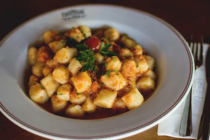 O gnocchi artesanal da Cantina, ao molho de tomate