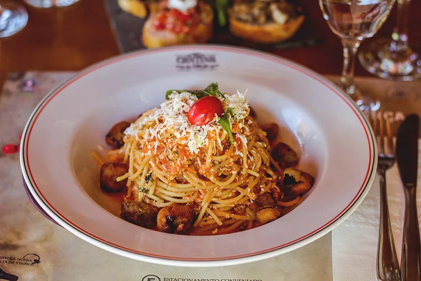 Spaghetti alla Norma, com berinjela crocante e ricota