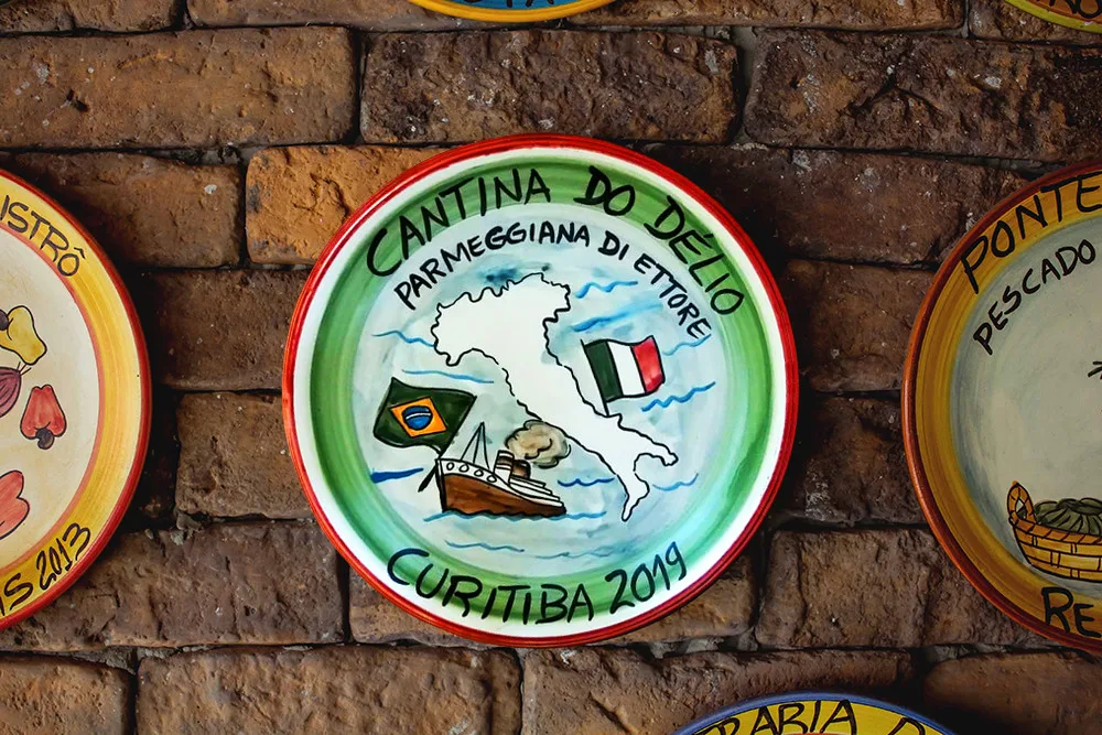 A cerâmica da Parmeggiana di Ettore, na parede da Cantina