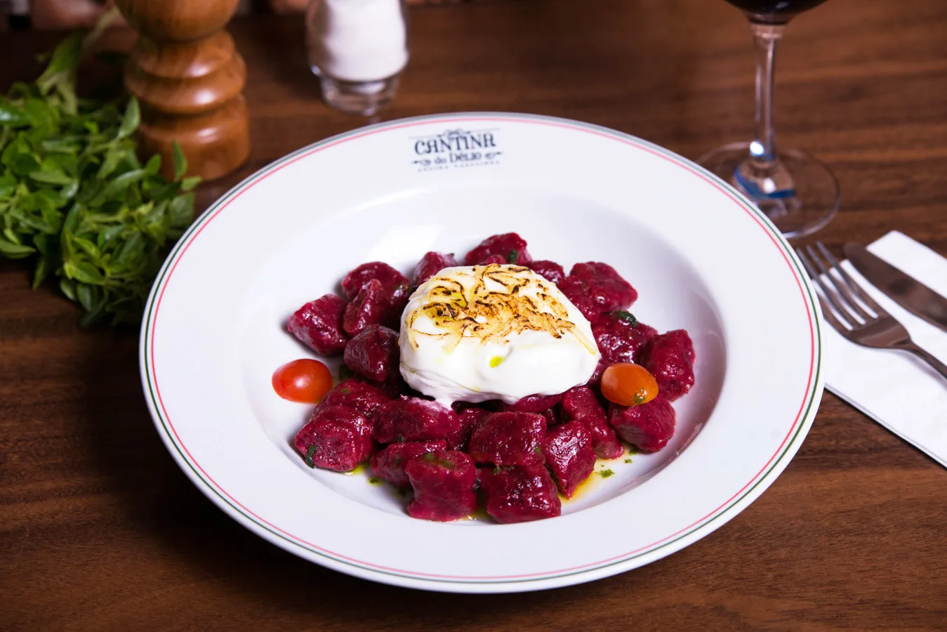 O Gnocchi Rosso i Burrata, de beterraba, com a burrata gratinada
