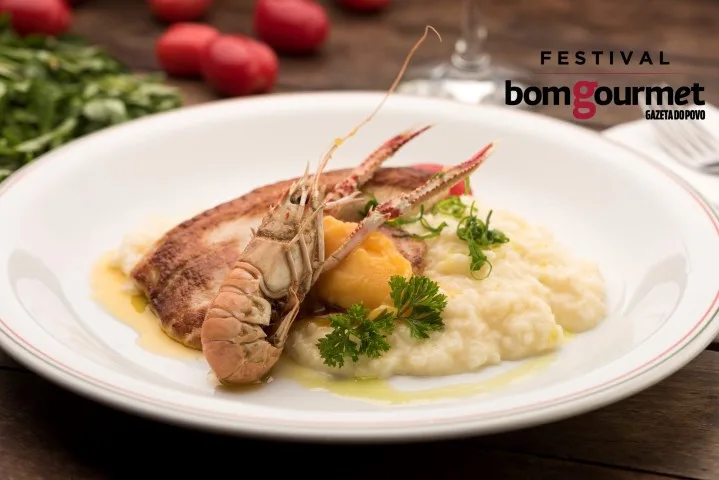 Peixe com manteiga de camarão e risoto