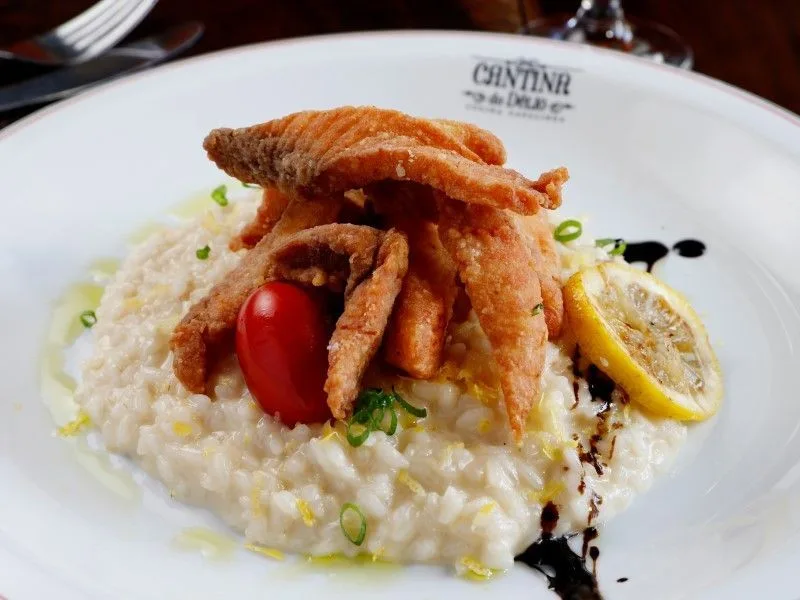 Peixe à dorê com risoto cítrico e pistache