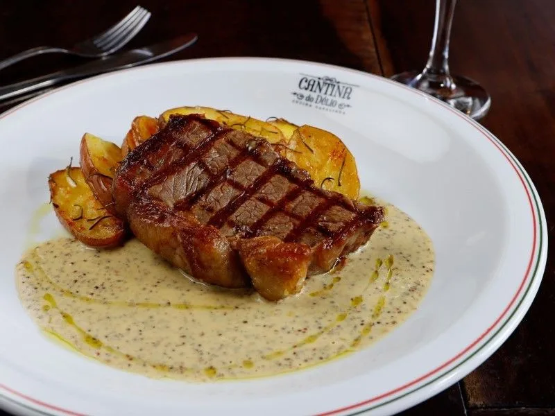 Entrecôte com mostarda e batatas ao alecrim