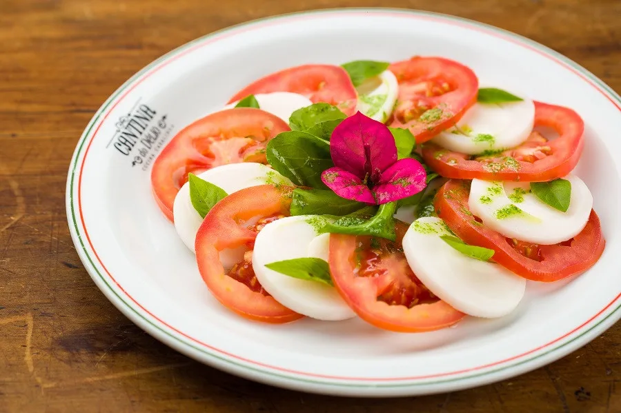 Caprese caiçara, com palmito e pesto de rúcula