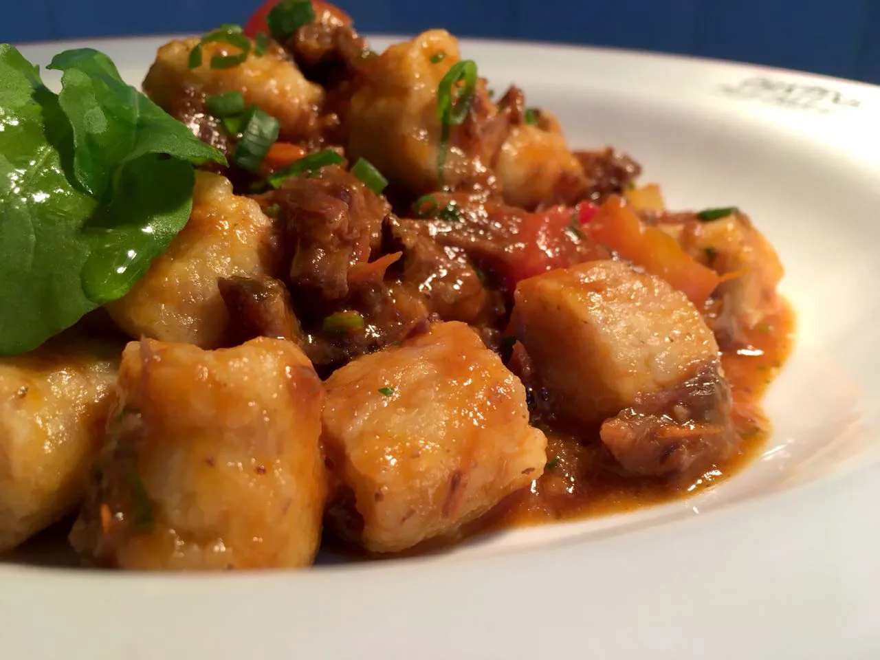 Gnocchi de pinhão com ragù de cordeiro
