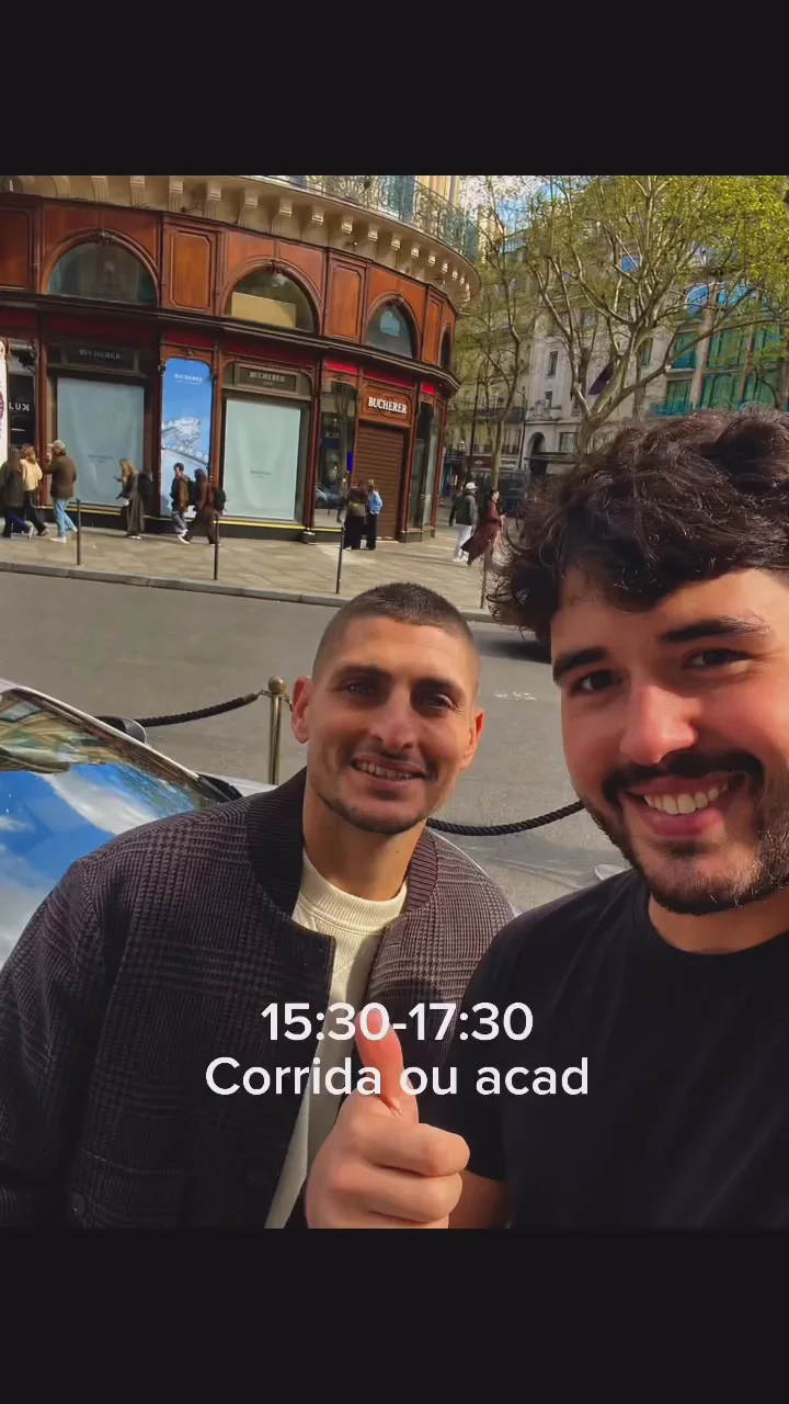 Na pausa da tarde, corrida pelo Louvre e uma selfie com Marco Verratti, que o reconheceu dos vídeos