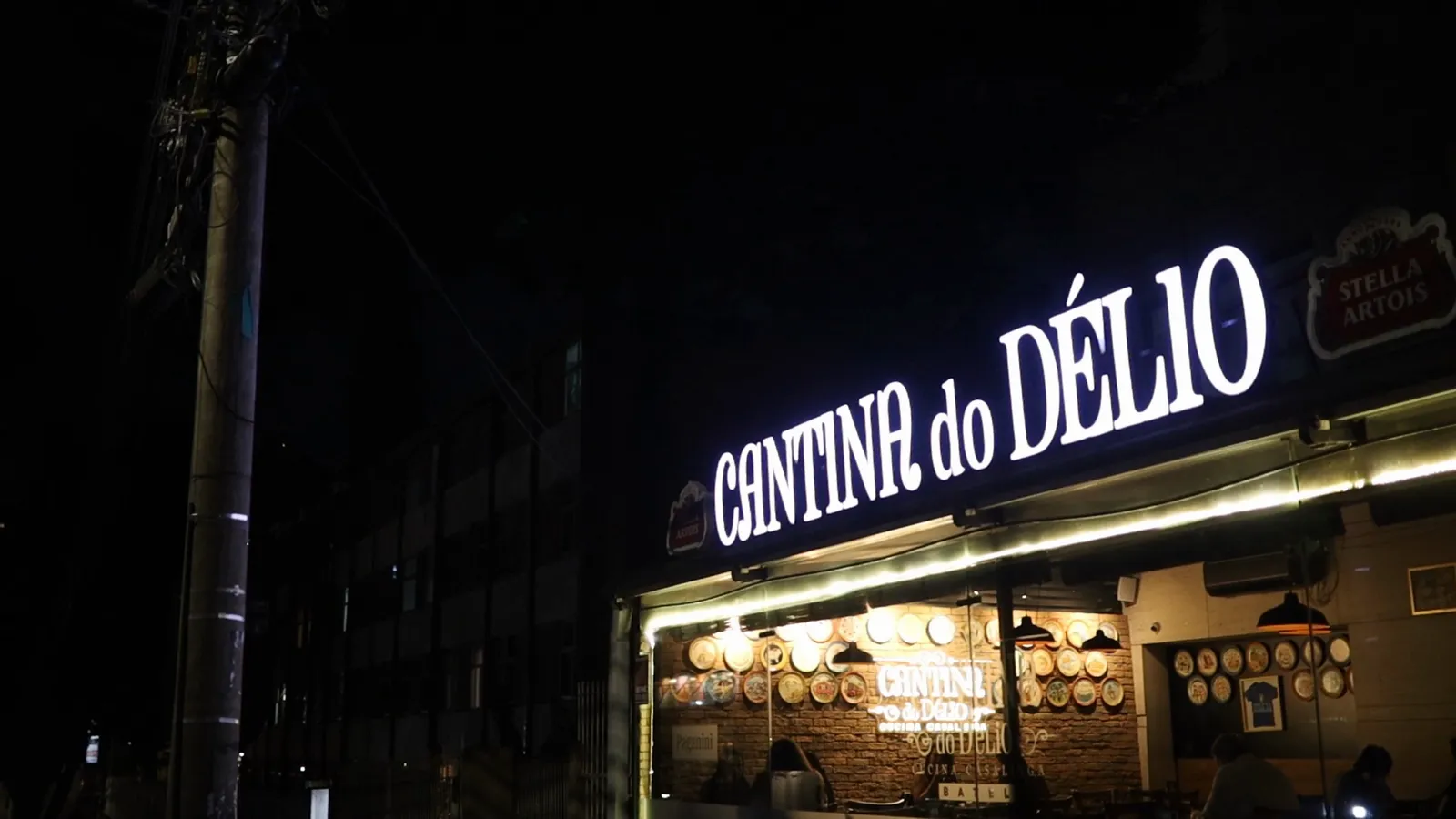 Letreiro da Cantina do Délio no Batel, à noite
