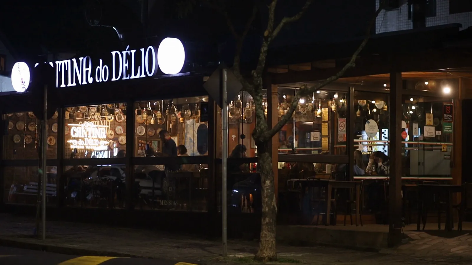 Fachada da Cantina do Délio no Itupava, à noite