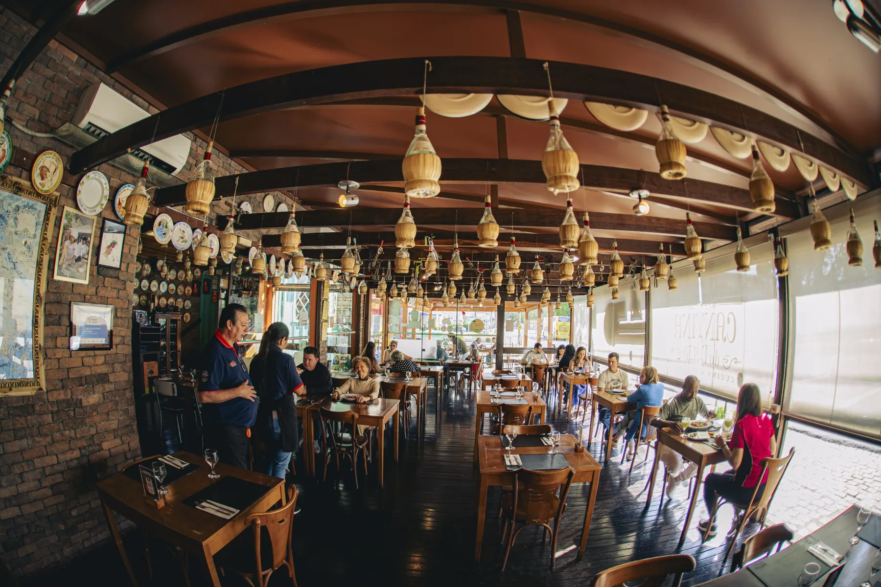 Salão da Cantina com garrafas penduradas